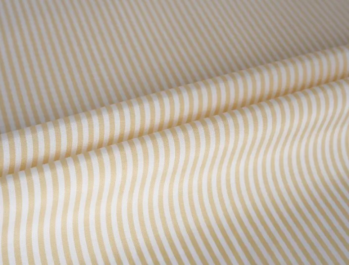 L'applicazione di tessuto per rivestimento a manicotto dervato e bellissimo in filo in design di abiti di fascia alta